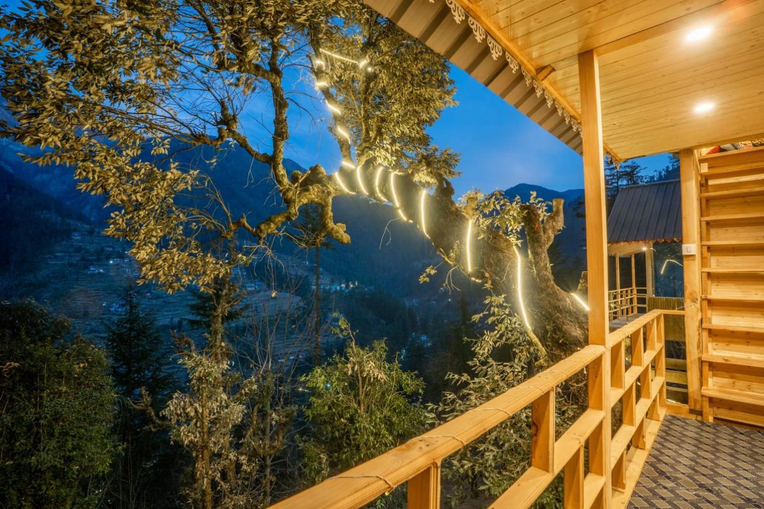 Into The Woods Treehouse Jibhi Vila Exterior foto